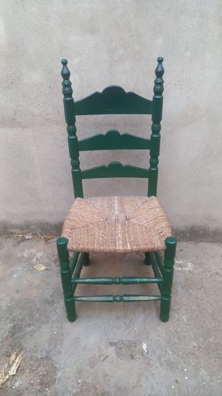 Sedia in legno verde con seduta in vimini