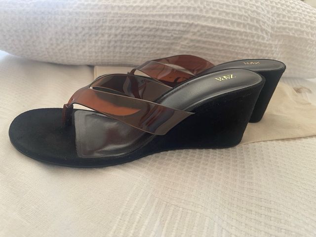Sandalias cuña vinilo Zara negras