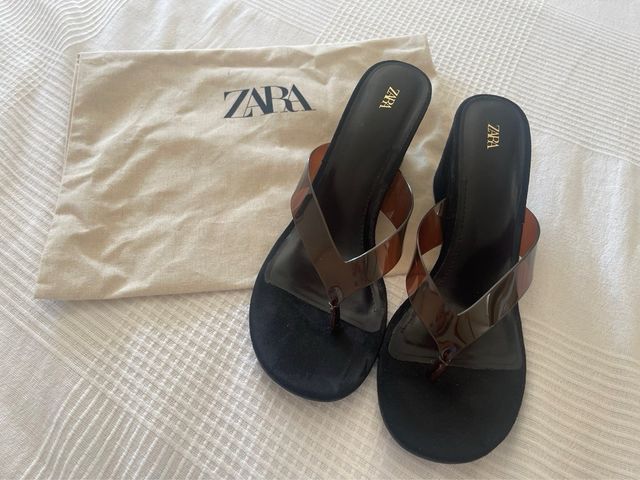 Sandalias cuña vinilo Zara negras