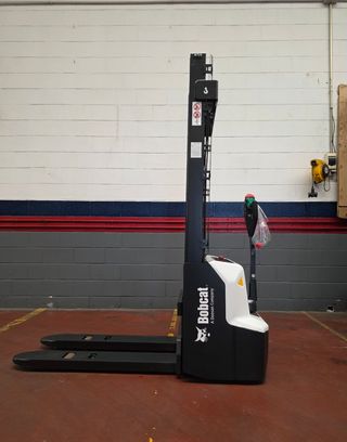 Apilador electrico Bobcat con bateria de litio
