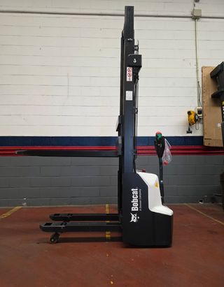 Apilador electrico Bobcat con bateria de litio