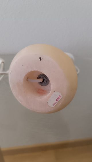 Pie de lámpara beige y blanco