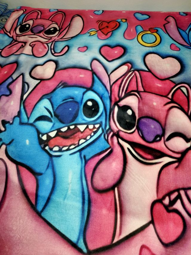 Manta suave de Stitch con diseño de corazones