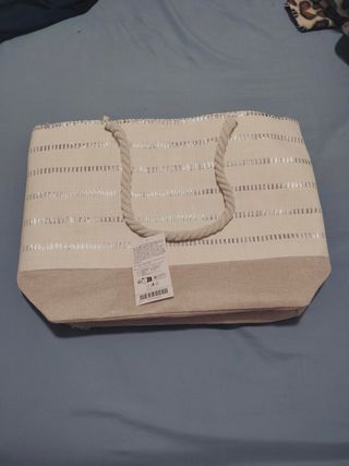 Bolso de playa beige y plateado