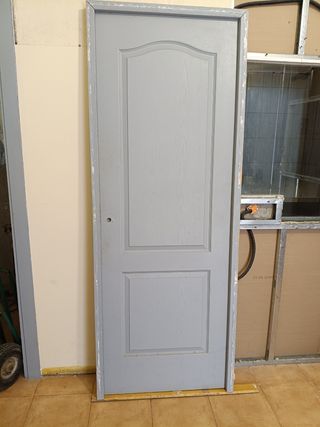 Puerta gris interior
