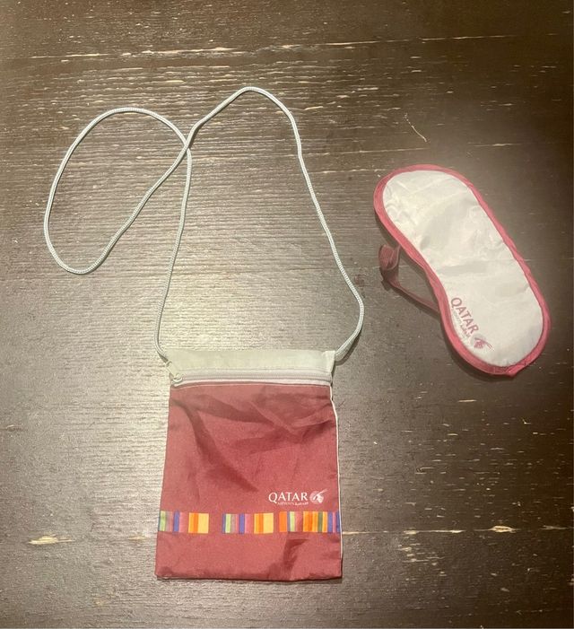 Bolsita bandolera Qatar Airways granate y antifaz