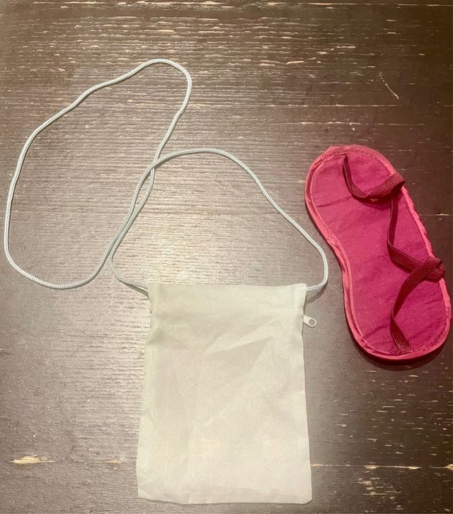 Bolsita bandolera Qatar Airways granate y antifaz