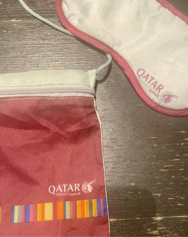 Bolsita bandolera Qatar Airways granate y antifaz