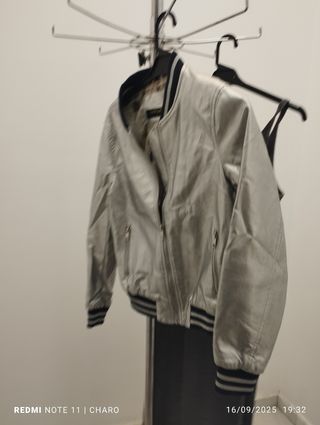 Lote 2 vestidos fiesta plateados y chaqueta patria