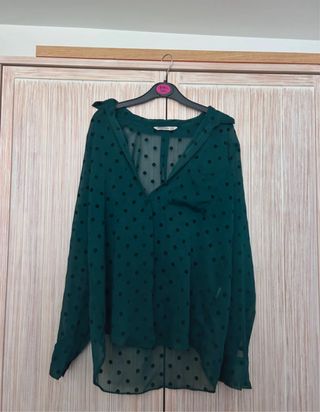 Camisa verde con lunares