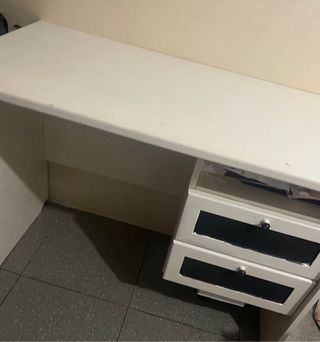Escritorio blanco con cajones