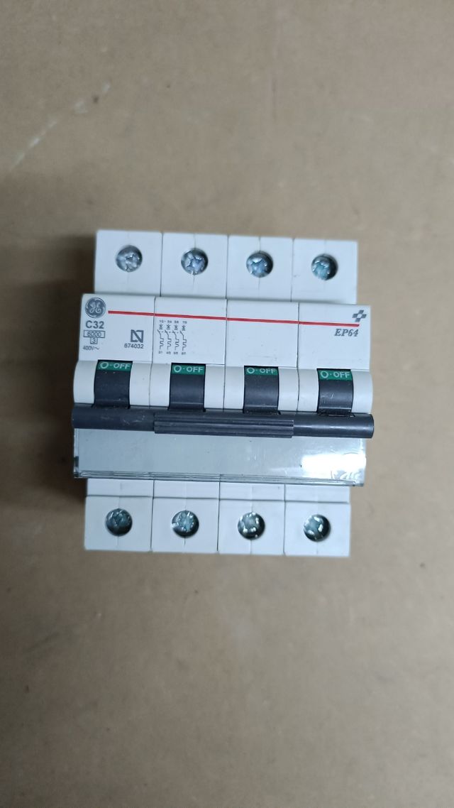 Magnetotérmico GE C32 4 polos 400V