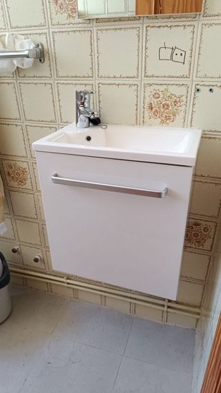 Lavabo con grifo y mueble