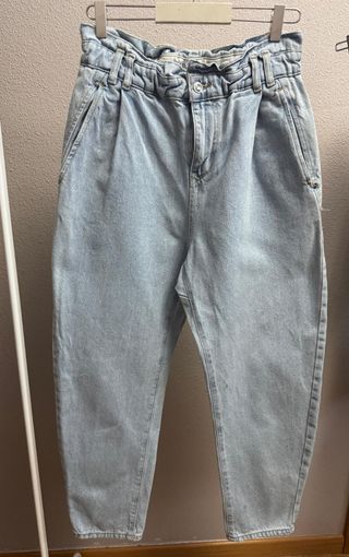 Pantalón vaquero con tiro alto y cintura elástica