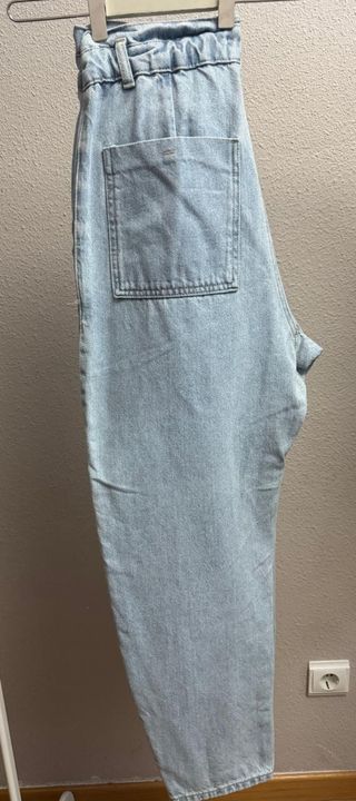 Pantalón vaquero con tiro alto y cintura elástica