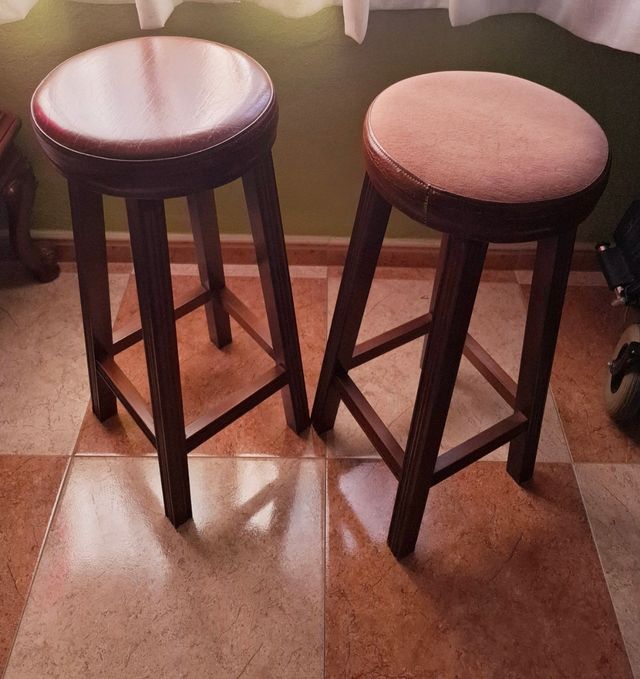 Juego de 2 taburetes de madera y cuero
