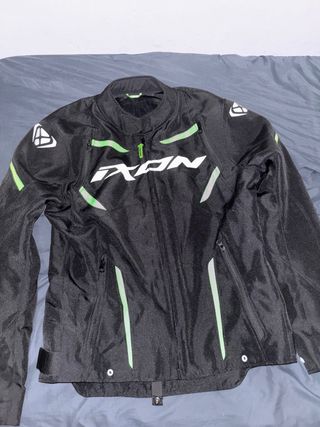 Chaqueta de moto IXON negra con detalles verdes