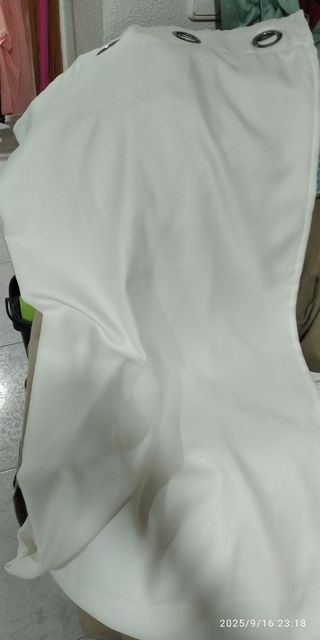 Cortina blanca de tela con ojales