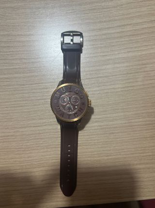 Reloj de pulsera marrón y dorado