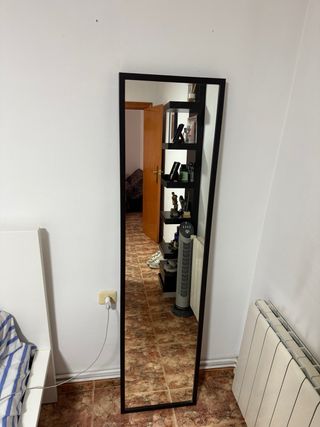 Specchio nero Ikea per camera da letto
