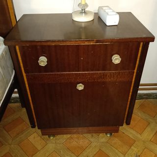 Mesitas de noche antiguas de madera