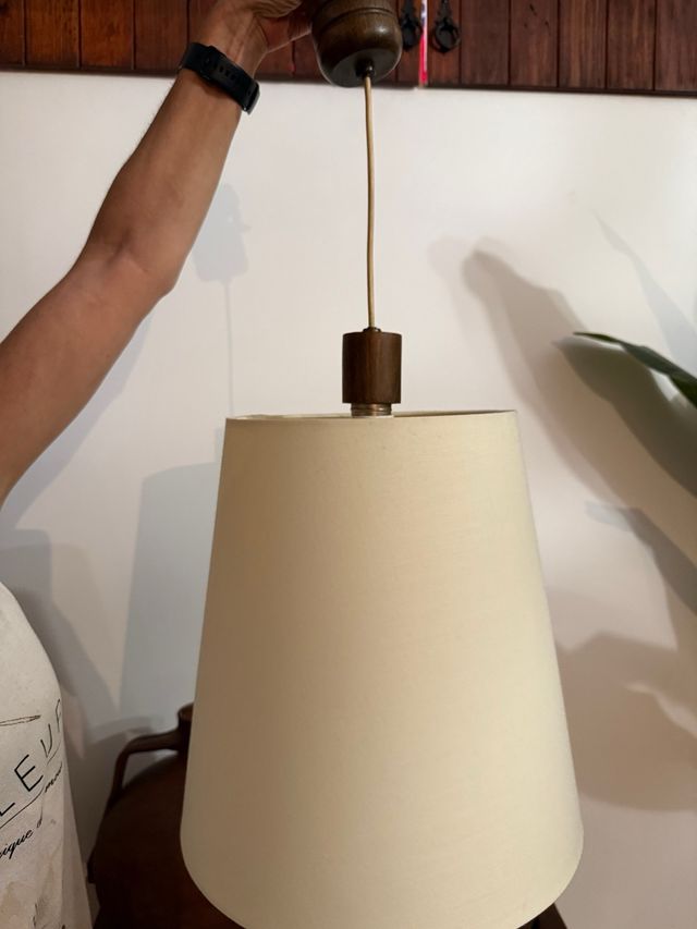 Lámpara de techo colgante madera y tela. 