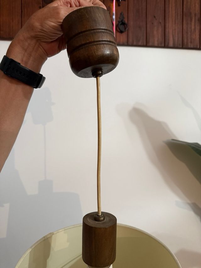 Lámpara de techo colgante madera y tela. 