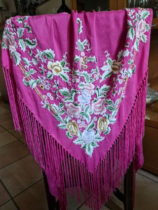 Mantoncillo,foulard, chal, pañuelo fucsia bordado.