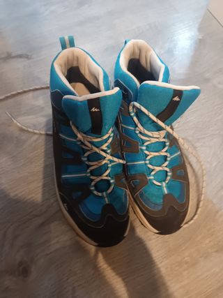 Zapatillas de montaña Quechua azules y negras