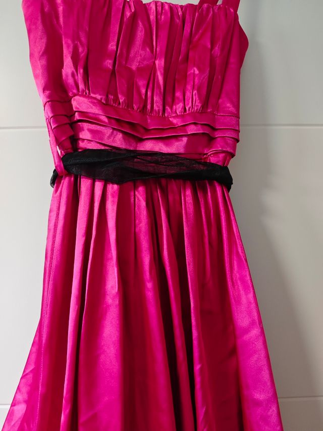 Vestido fiesta fucsia con cinturón negro