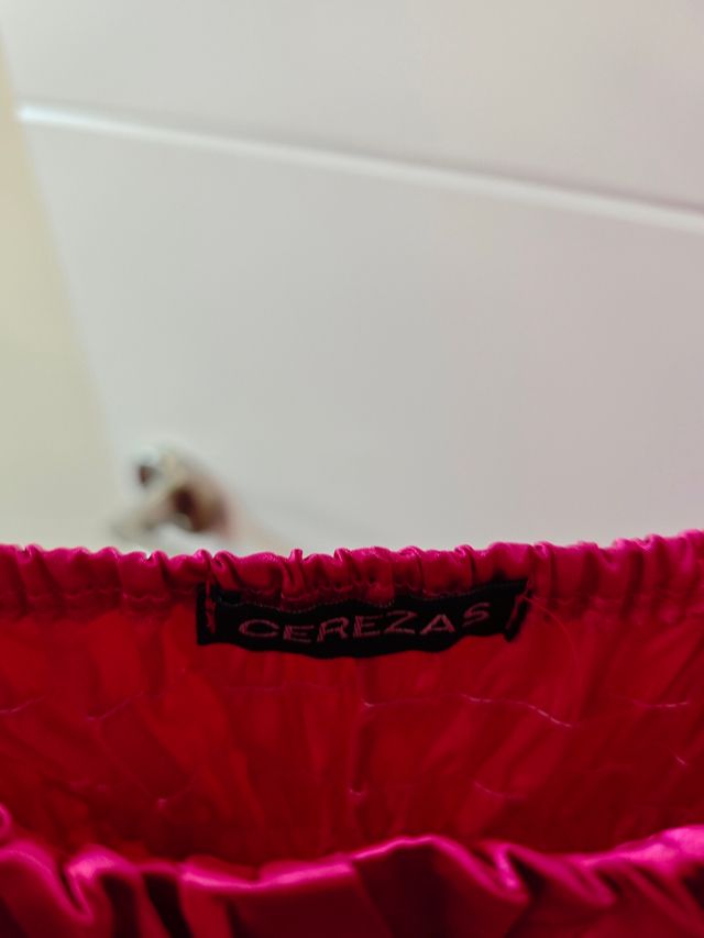 Vestido fiesta fucsia con cinturón negro