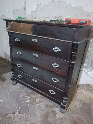 Cómoda antigua de madera oscura