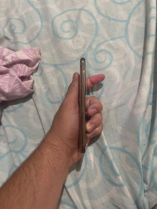 iPhone 11 Pro dorado con papeles y caja