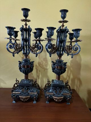 Candelabros de metal negros y dorados