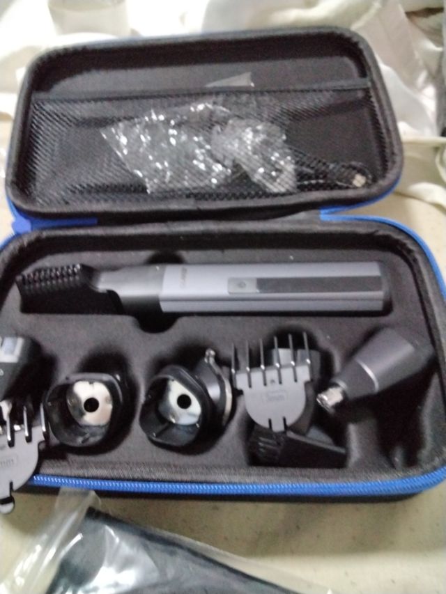 Rasoio grigio 6 in 1