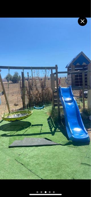 Parque infantil con tobogán y columpios