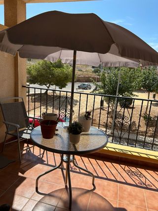 Mesa con sombrilla de jardín