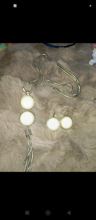Collar y pendientes plateados con detalles blancos
