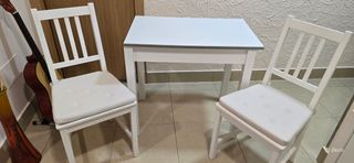 Mesa de cocina con 2 sillas y 2 taburetes