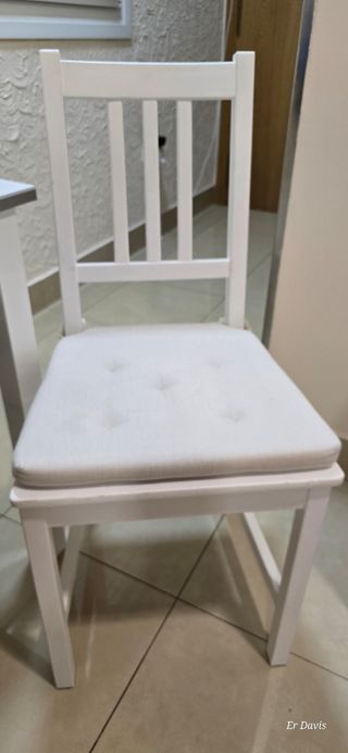 Mesa de cocina con 2 sillas y 2 taburetes