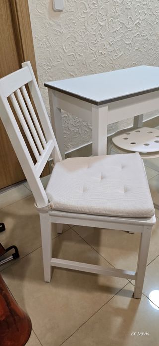 Mesa de cocina con 2 sillas y 2 taburetes