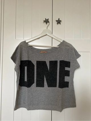 Camiseta gris con estampado Bershka