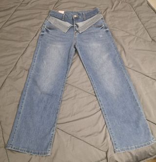 Pantalón vaquero con destellos en cintura. 