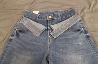Pantalón vaquero con destellos en cintura. 