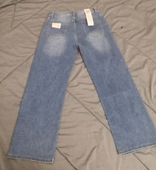 Pantalón vaquero con destellos en cintura. 