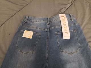 Pantalón vaquero con destellos en cintura. 