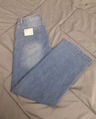 Pantalón vaquero con destellos en cintura. 
