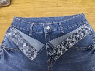 Pantalón vaquero con destellos en cintura. 