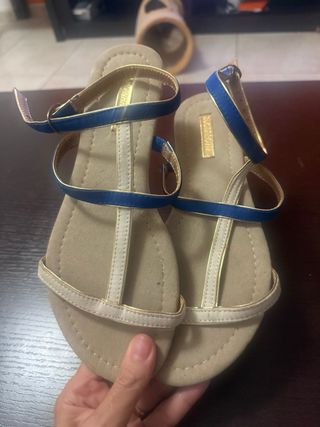 Sandalias blanca y azul
