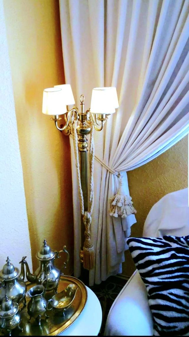 Candeeiro de pé com lustre dourado de 4 braços